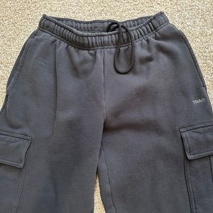 Aritzia Tna Cozy Fleece Mega Cargo Sweatpants▪️ color Soft Black